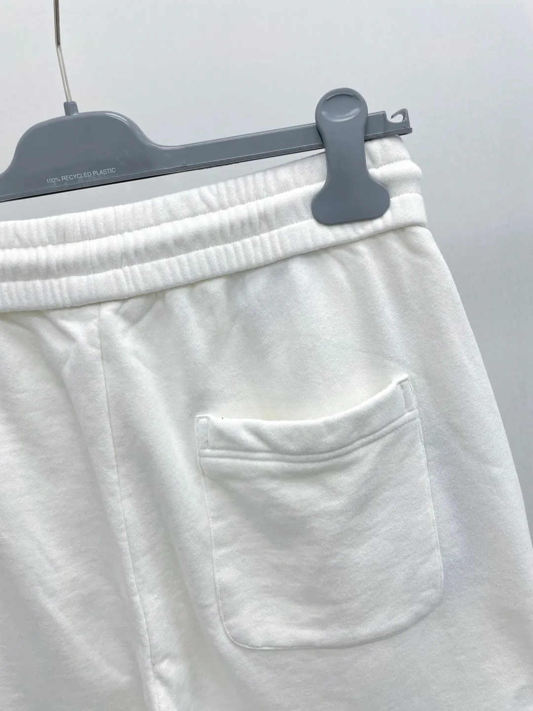 Bal Paris 2026 spring and summer New Arrival patch embroidered letter brand LOGO casual shorts are on sale simultaneously on the DDD official website. Brand Classic LOGO casual pants, customized fabrics, excellent comfort and strong touch. Highly recognisable, perfect appearance and craftsmanship. Size:M-3XL
